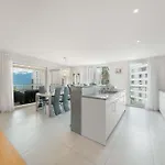 Luxury In With Panoramic Views By Guestlee *