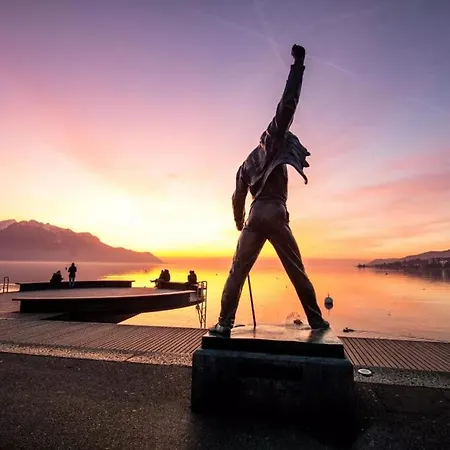 Luxury In With Panoramic Views By Guestlee Montreux