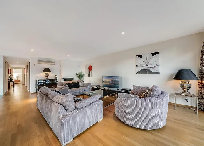 Luxury In With Panoramic Views By Guestlee Daire Montrö