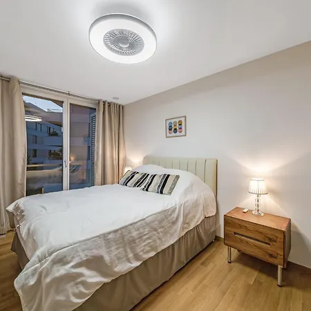 Апартаменты Luxury In With Panoramic Views By Guestlee Монтрё